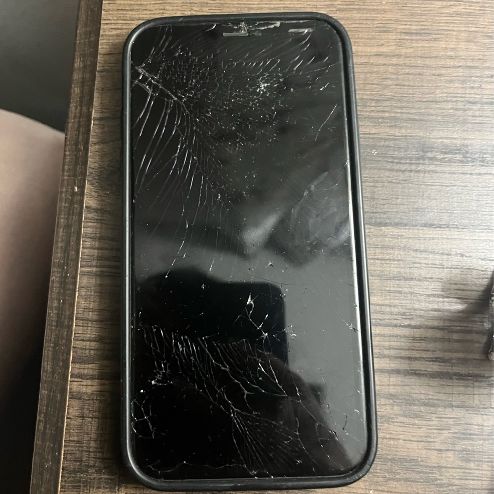 Apple iPhone XR - White cracked screen working condition w/ case Verizon 128gb - Picture 2 of 3